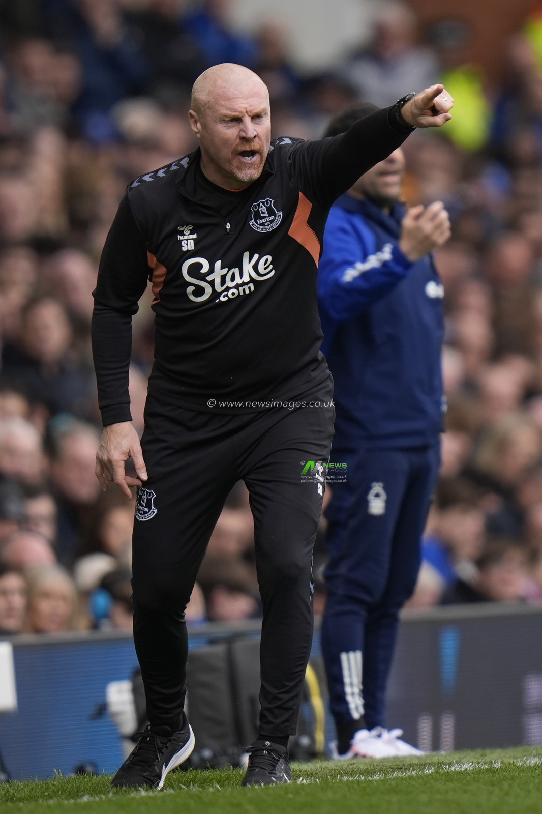 Sean Dyche manager of Everton shouts instructions during the Premier League match Everton vs Nottingham Forest at Goodison Park, Liverpool, United Kingdom, 21st April 2024

(Photo by Steve Flynn/News Images)