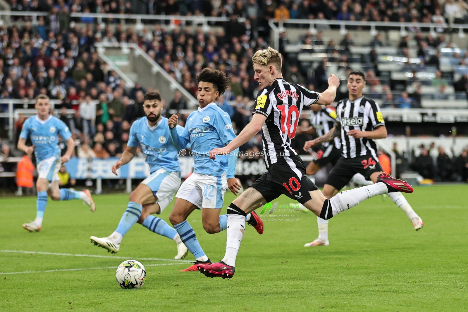Anthony Gordon #10 of Newcastle United takes a shot on goal during the Carabao Cup Third Round match Newcastle United vs Manchester City at St. James's Park, Newcastle, United Kingdom, 27th September 2023

(Photo by Mark Cosgrove/News Images)