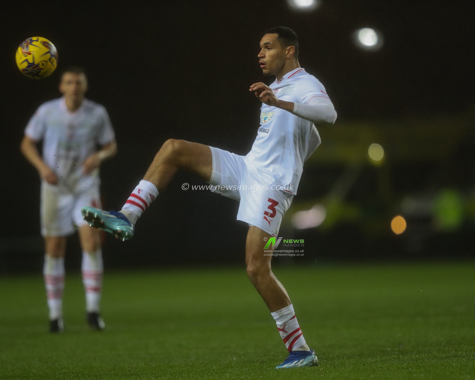 Jon Russell of Barnsley controls the ball during the Sky Bet League 1 match Oxford United vs Barnsley at Kassam Stadium, Oxford, United Kingdom, 23rd January 2024

(Photo by Alfie Cosgrove/News Images)