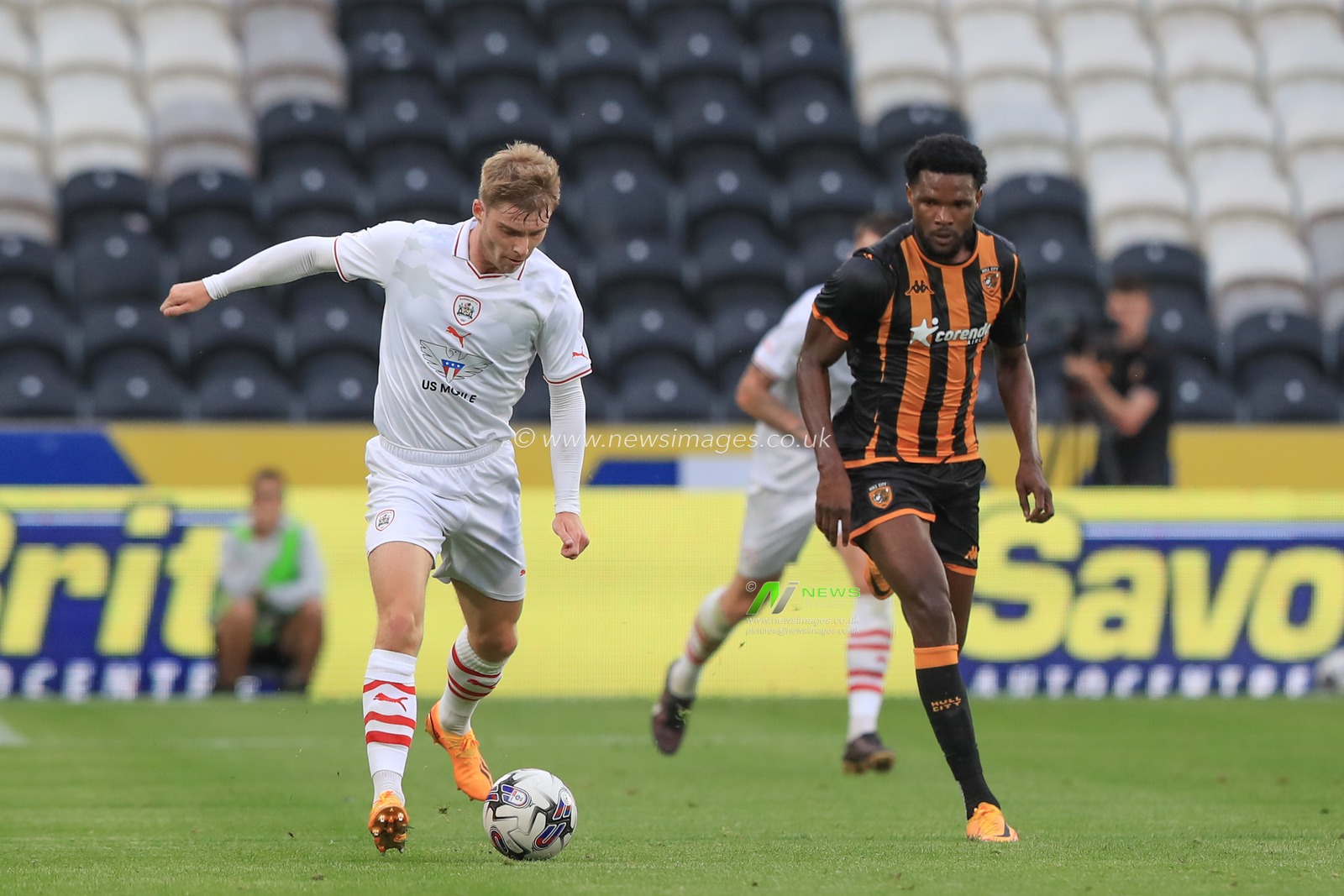 Luca Connell #48 of Barnsley breaks with the ball during the Pre-season friendly match Hull City vs Barnsley at MKM Stadium, Hull, United Kingdom, 18th July 2023

(Photo by Alfie Cosgrove/News Images)