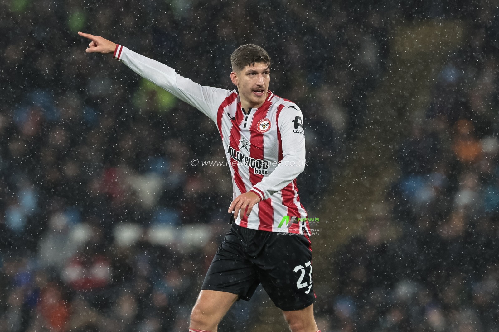 Vitaly Janelt of Brentford gives his team instructions during the Carabao Cup Quarter Final match Manchester City vs Brentford at Etihad Stadium, Manchester, United Kingdom, 17th December 2025

(Photo by Mark Cosgrove/News Images)

*** GER AUT SUI OUT ***