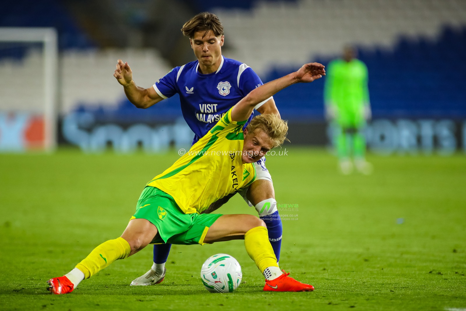 Pelle Mattsson of Norwich City under pressure from Cian Ashford of Cardiff City during the Carabao Cup round 2 match Cardiff City vs Norwich City at Cardiff City Stadium, Cardiff, United Kingdom on 25 August 2026

(Photo by Andrew Lewis/News Images)