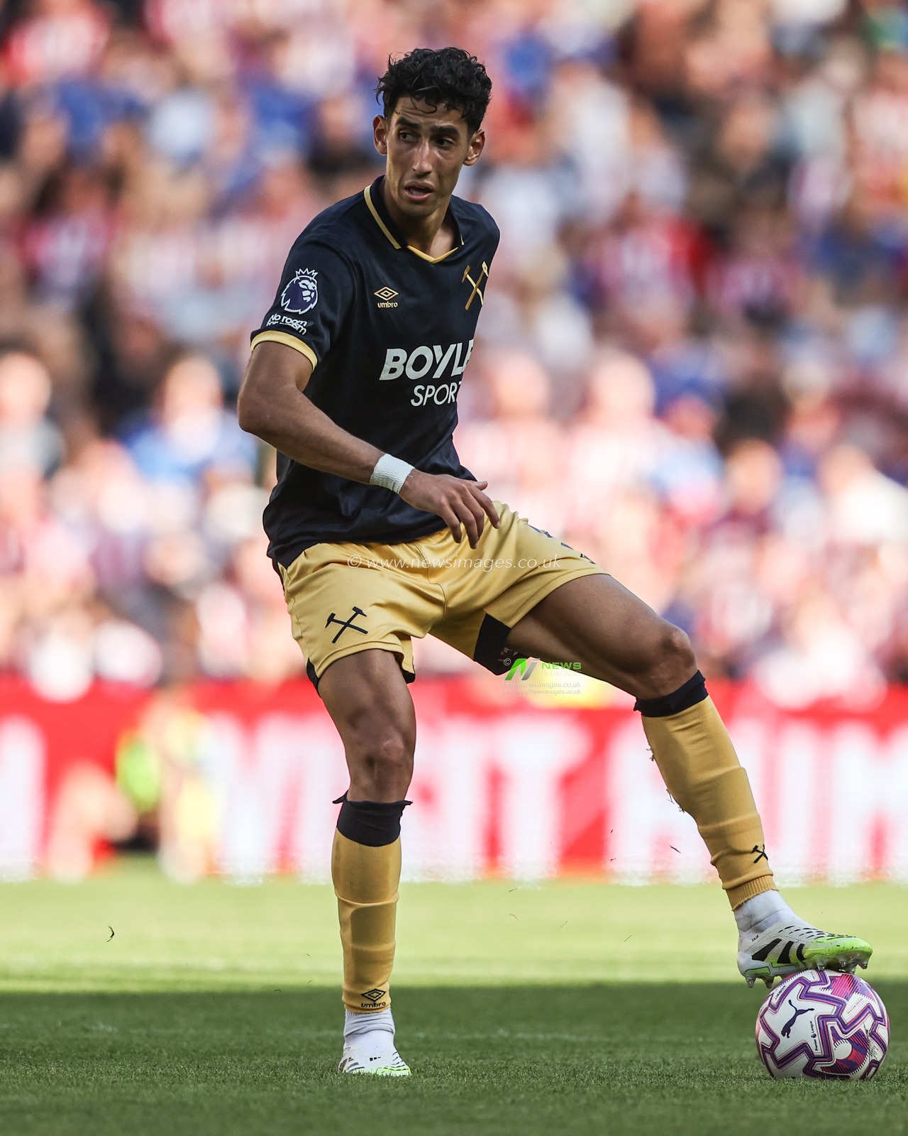 Daniel Ballard of Sunderland during the Premier League match Sunderland vs West Ham United at Stadium Of Light, Sunderland, United Kingdom, 16th August 2025

(Photo by Alfie Cosgrove/News Images)