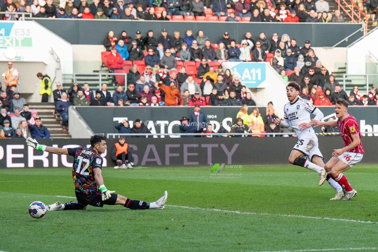 Matt Crooks #25 of Middlesbrough scores to make it 2-2 during the Sky Bet Championship match Bristol City vs Middlesbrough at Ashton Gate, Bristol, United Kingdom, 10th April 2023

(Photo by Craig Thomas/News Images)