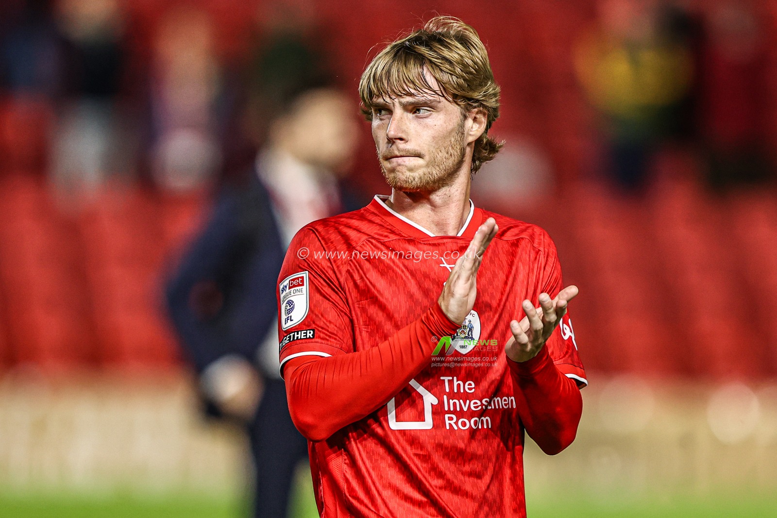 Luca Connell of Barnsley applauds the fans after the game during the Sky Bet League One match Barnsley vs Blackpool at Oakwell, Barnsley, United Kingdom on 02 September 2026

(Photo by Alfie Cosgrove/News Images)