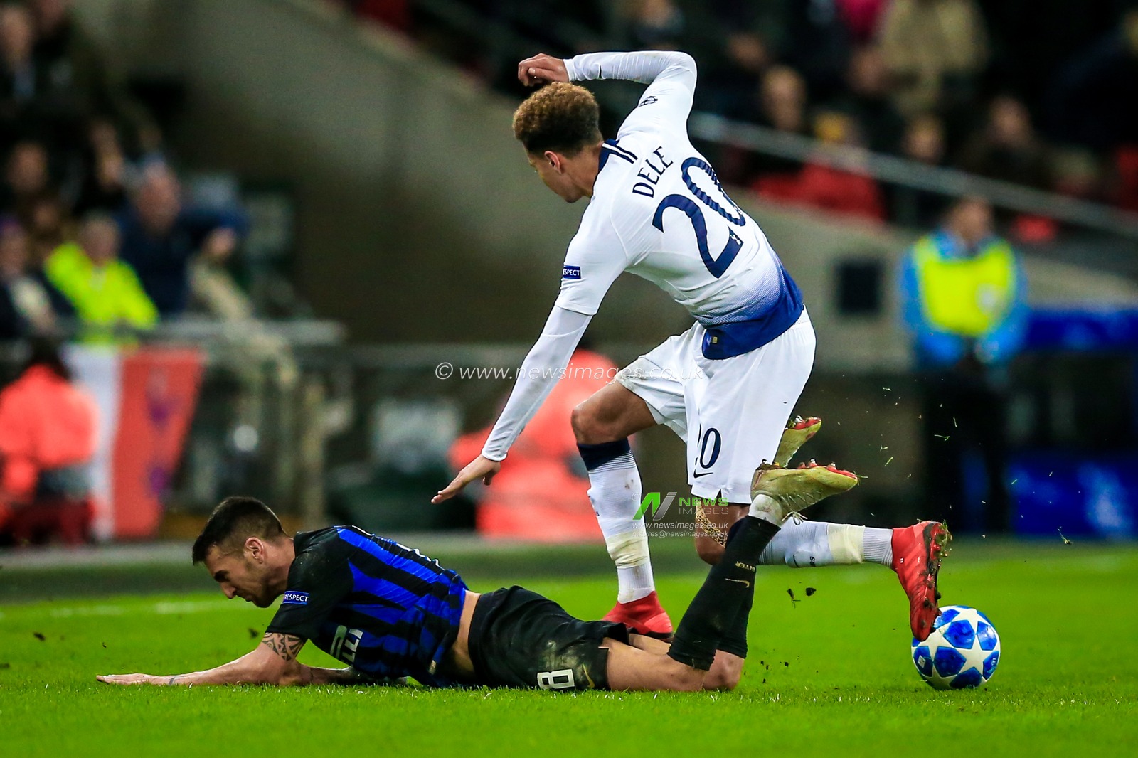 28th November 2018, Wembley Stadium, London, England; UEFA Champions League, Tottenham v Inter Milan ; Dele All (20) of Tottenham collides with Kwadwo Asamoah (18)  of Inter Milan  


Credit: Georgie Kerr/News Images