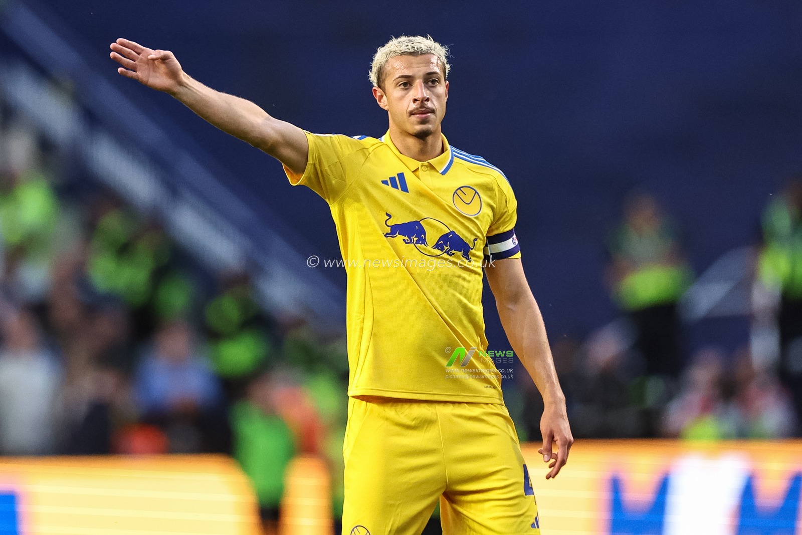 Ethan Ampadu of Leeds United gives his team instructions during the Sky Bet Championship match Sheffield Wednesday vs Leeds United at Hillsborough, Sheffield, United Kingdom, 23rd August 2024

(Photo by Mark Cosgrove/News Images)