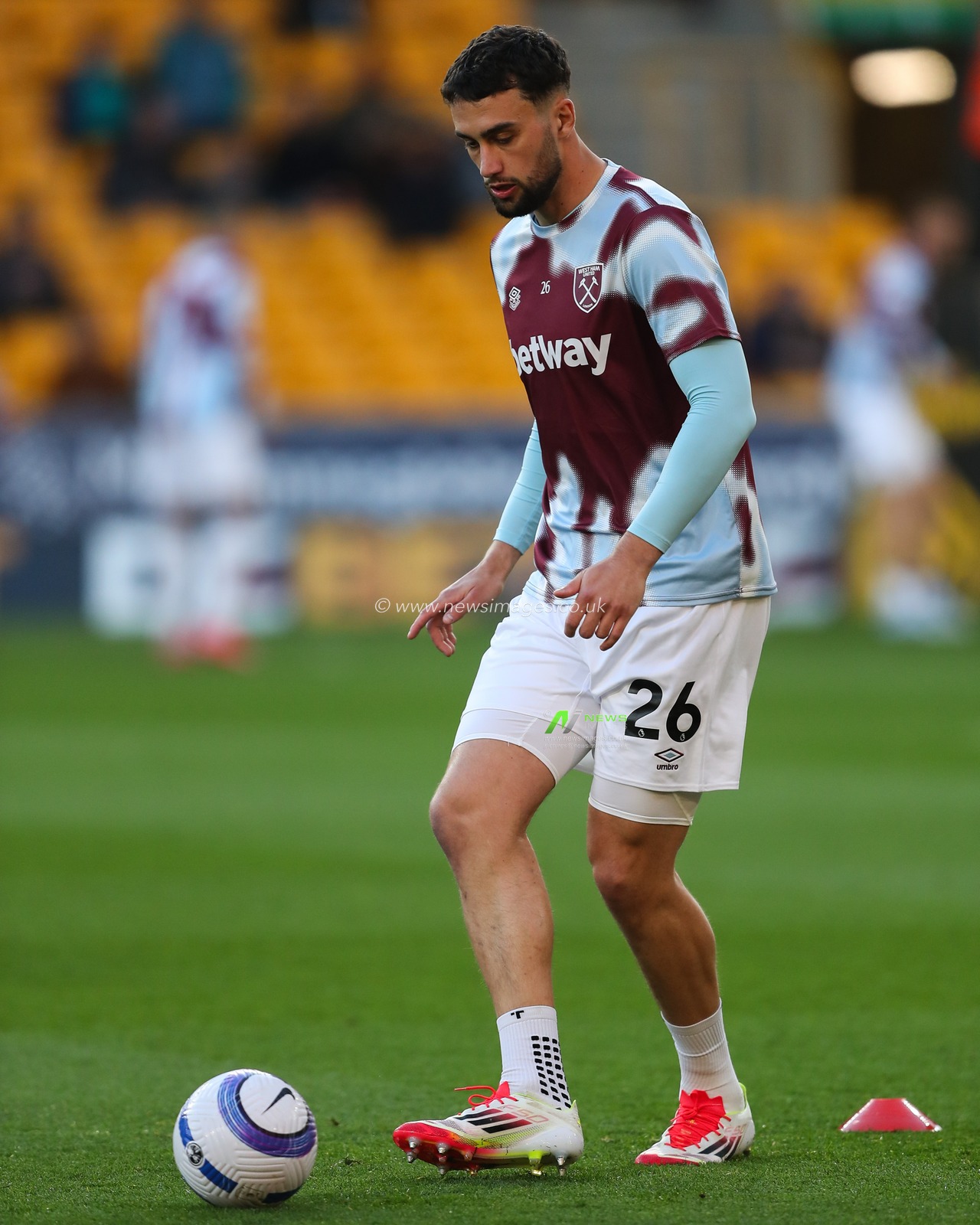 Max Kilman of West Ham United during the pre-game warm up ahead of the Premier League match Wolverhampton Wanderers vs West Ham United at Molineux, Wolverhampton, United Kingdom, 1st April 2025

(Photo by Gareth Evans/News Images)