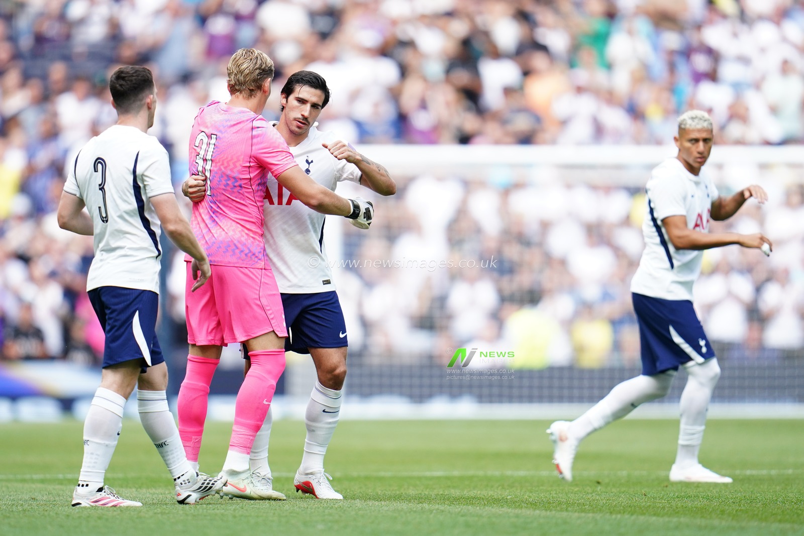 Tottenham Hotspur players during the pre-season friendly match Tottenham Hotspur vs Hoffenheim at Tottenham Hotspur Stadium, London, United Kingdom on 15 August 2026

(Photo by Harvey Murphy/News Images)