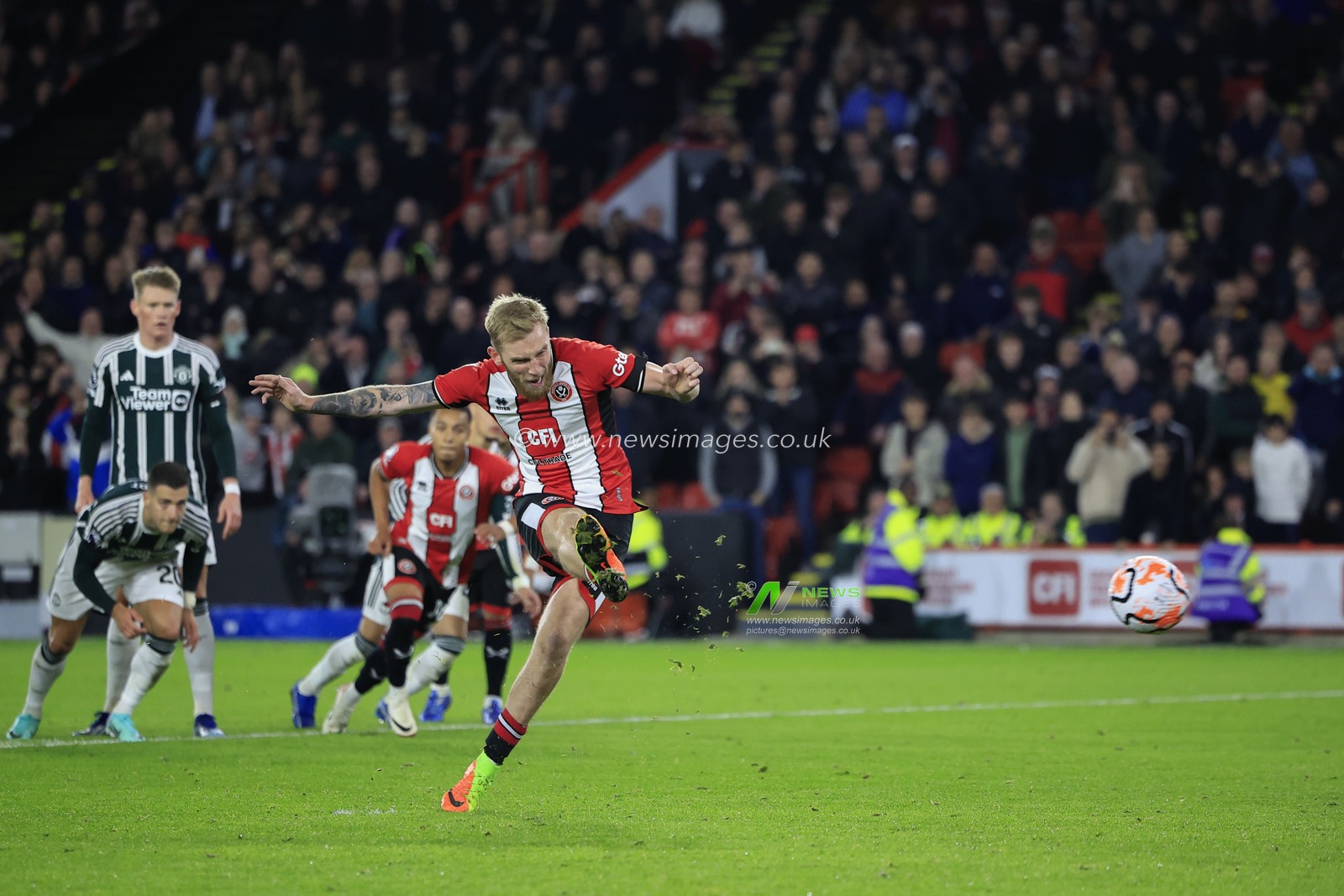Oliver McBurnie #9 of Sheffield United scores to make it 1-1 from the penalty spot during the Premier League match Sheffield United vs Manchester United at Bramall Lane, Sheffield, United Kingdom, 21st October 2023

(Photo by Conor Molloy/News Images)