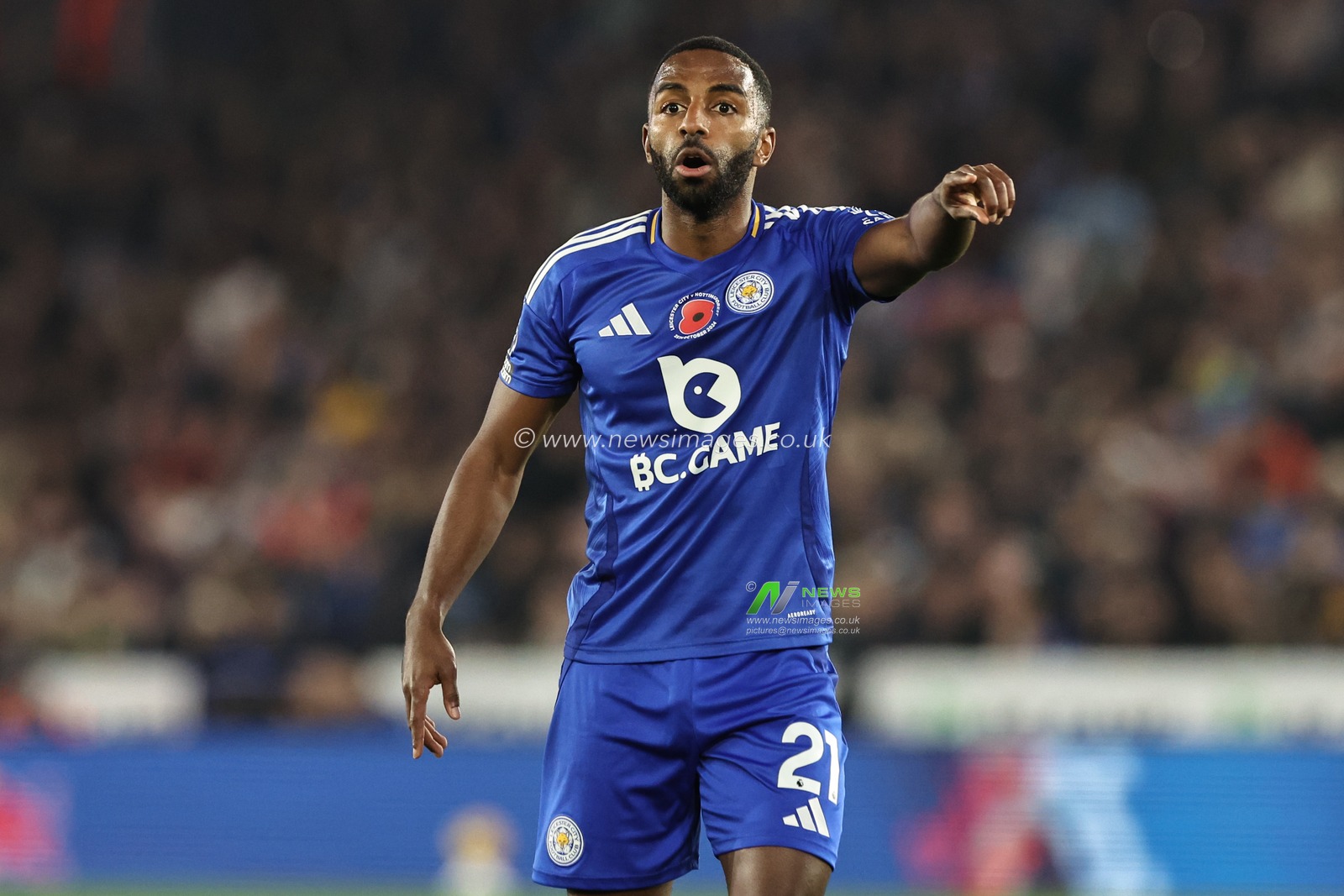 Ricardo Pereira of Leicester City gives his team instructions during the Premier League match Leicester City vs Nottingham Forest at King Power Stadium, Leicester, United Kingdom, 25th October 2024

(Photo by Mark Cosgrove/News Images)