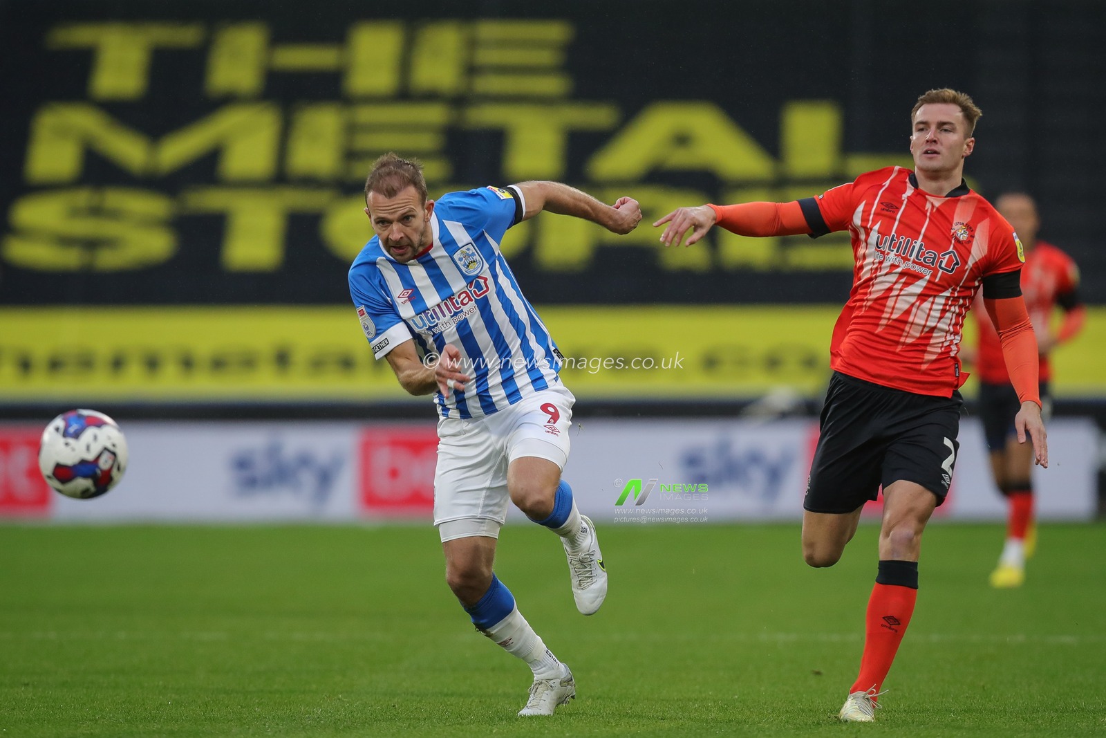 Jordan Rhodes #9 of Huddersfield Town gets away from James Bree #2 of Luton Town during the Sky Bet Championship match Huddersfield Town vs Luton Town at John Smith's Stadium, Huddersfield, United Kingdom, 1st January 2023

(Photo by James Heaton/News Images)