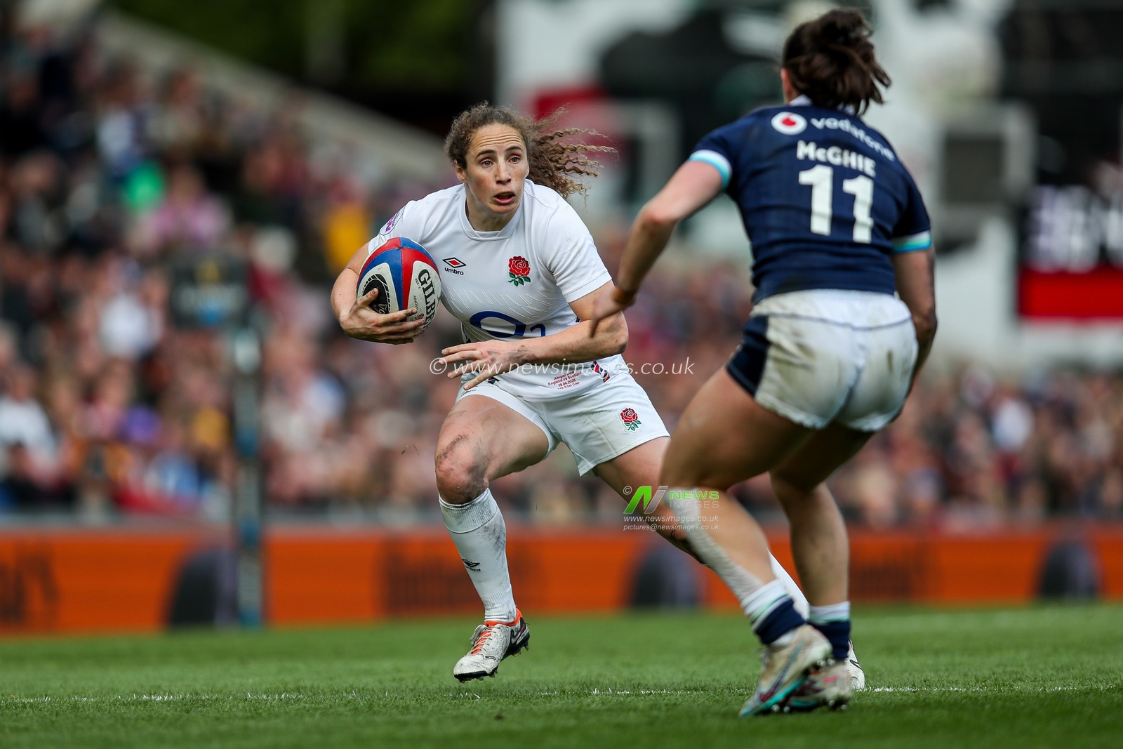 Abby Dow of England Women breaks with the ball during the 2025 Guinness Womenâ€™s 6 Nations match England vs Scotland at Mattioli Woods Welford Road Stadium, Leicester, United Kingdom, 19th April 2025

(Photo by Izzy Poles/News Images)