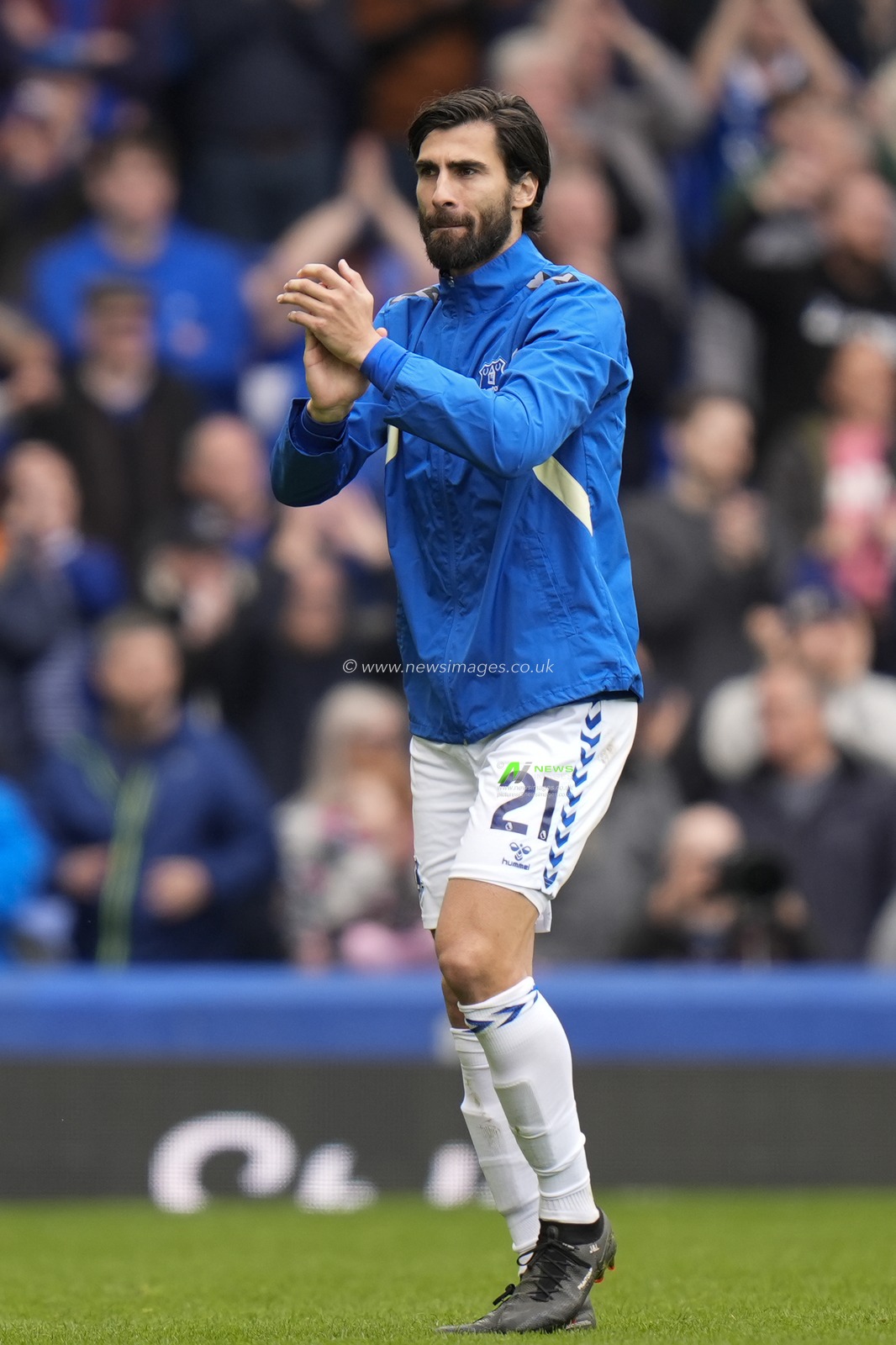 Andres Gomes of Everton salutes the fans after the Premier League match Everton vs Nottingham Forest at Goodison Park, Liverpool, United Kingdom, 21st April 2024

(Photo by Steve Flynn/News Images)