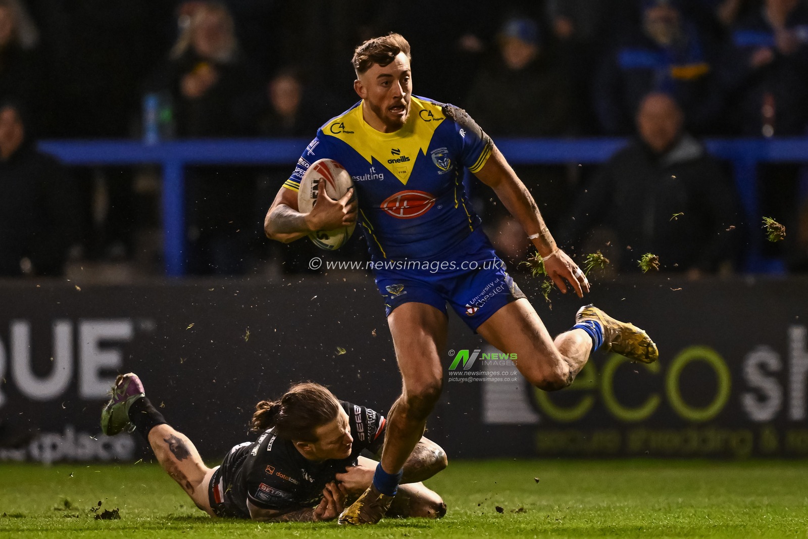 Matty Ashton of Warrington Wolves breaks the tackle of Jarred Bassett of London Broncos during the Betfred Challenge Cup Sixth Round match Warrington Wolves vs London Broncos at Halliwell Jones Stadium, Warrington, United Kingdom, 23rd March 2024

(Photo by Craig Thomas/News Images)