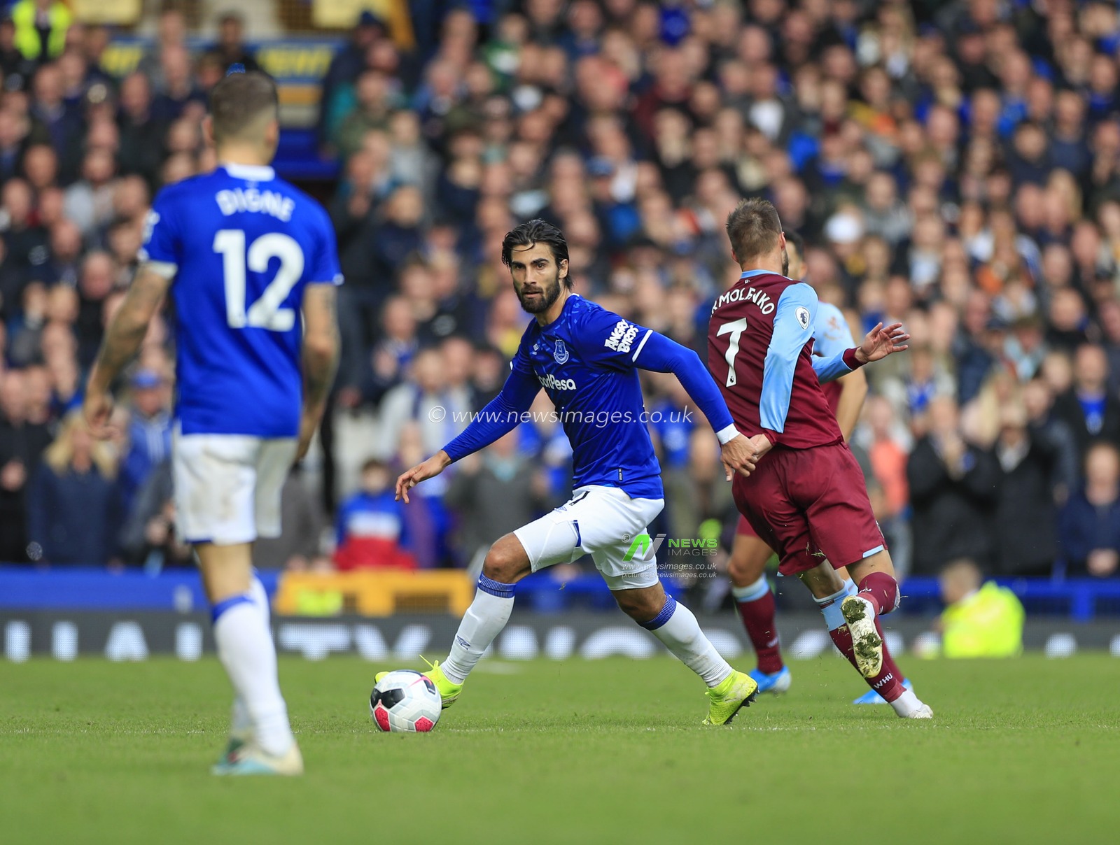 19th October 2019, Goodison Park, Liverpool, England; Premier League, Everton v West Ham United : Andre Gomes (21) of Everton turns past Andriy Yarmolenko (7) of West Ham United

Credit: Conor Molloy/News Images