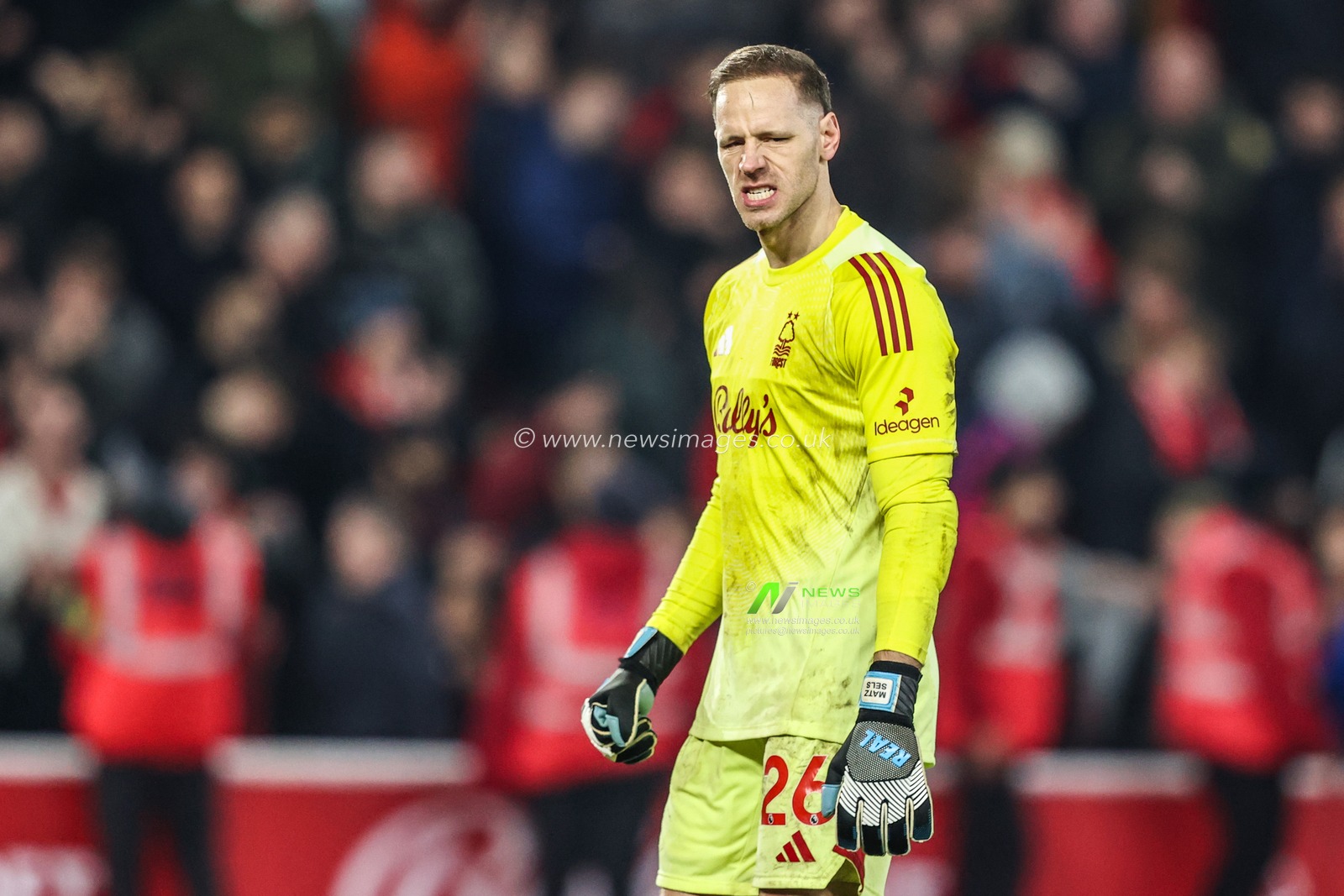 Nottingham Forest goalkeeper Matz Sels celebrates a cleansheet and point against Premier League leaders Arsenal during the Premier League match Nottingham Forest vs Arsenal at City Ground, Nottingham, United Kingdom, 17th January 2026

(Photo by Alfie Cosgrove/News Images)