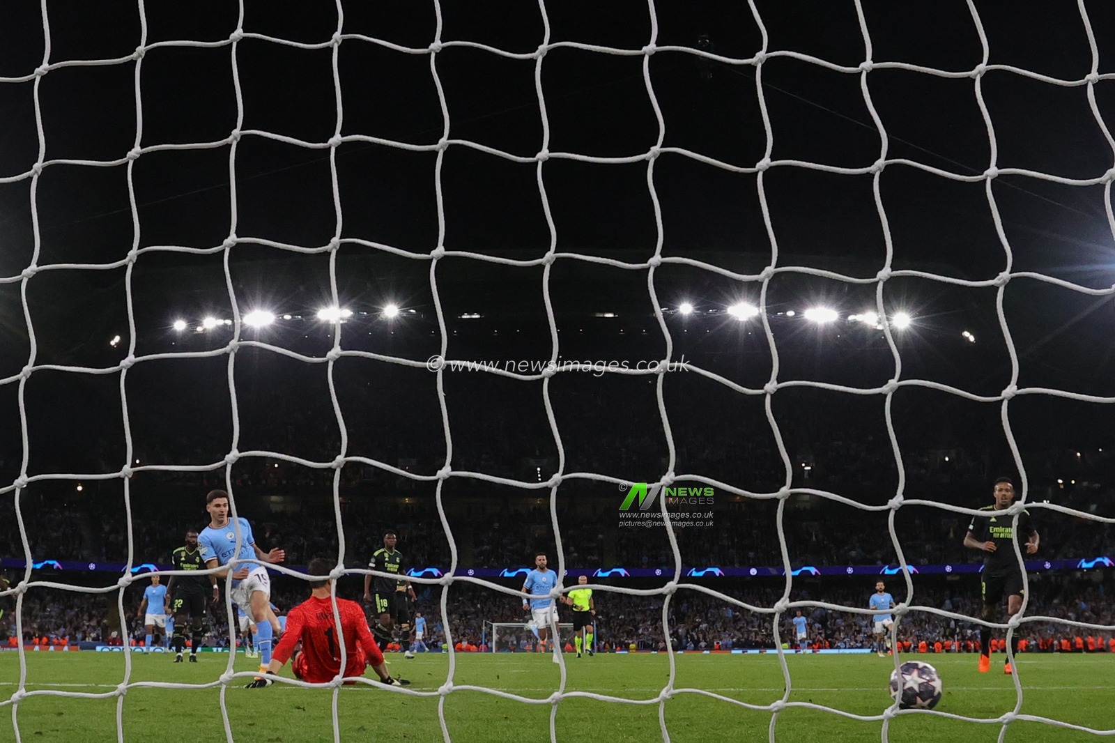JuliÃ¡n Ãlvarez #19 of Manchester City scores a goal to make it 4-0 during the UEFA Champions League Semi-Final Second Leg Manchester City vs Real Madrid at Etihad Stadium, Manchester, United Kingdom, 17th May 2023

(Photo by Mark Cosgrove/News Images)