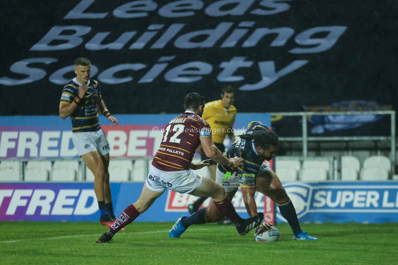 Konrad Hurrell (4) of Leeds Rhinos scores the try.