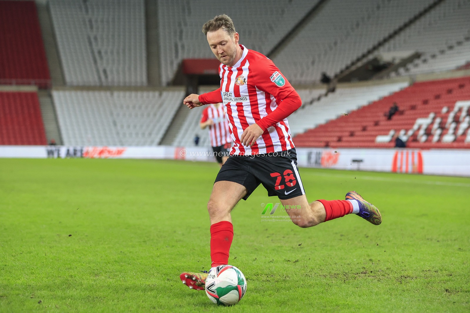 Aiden McGeady #28 of Sunderland with the ball