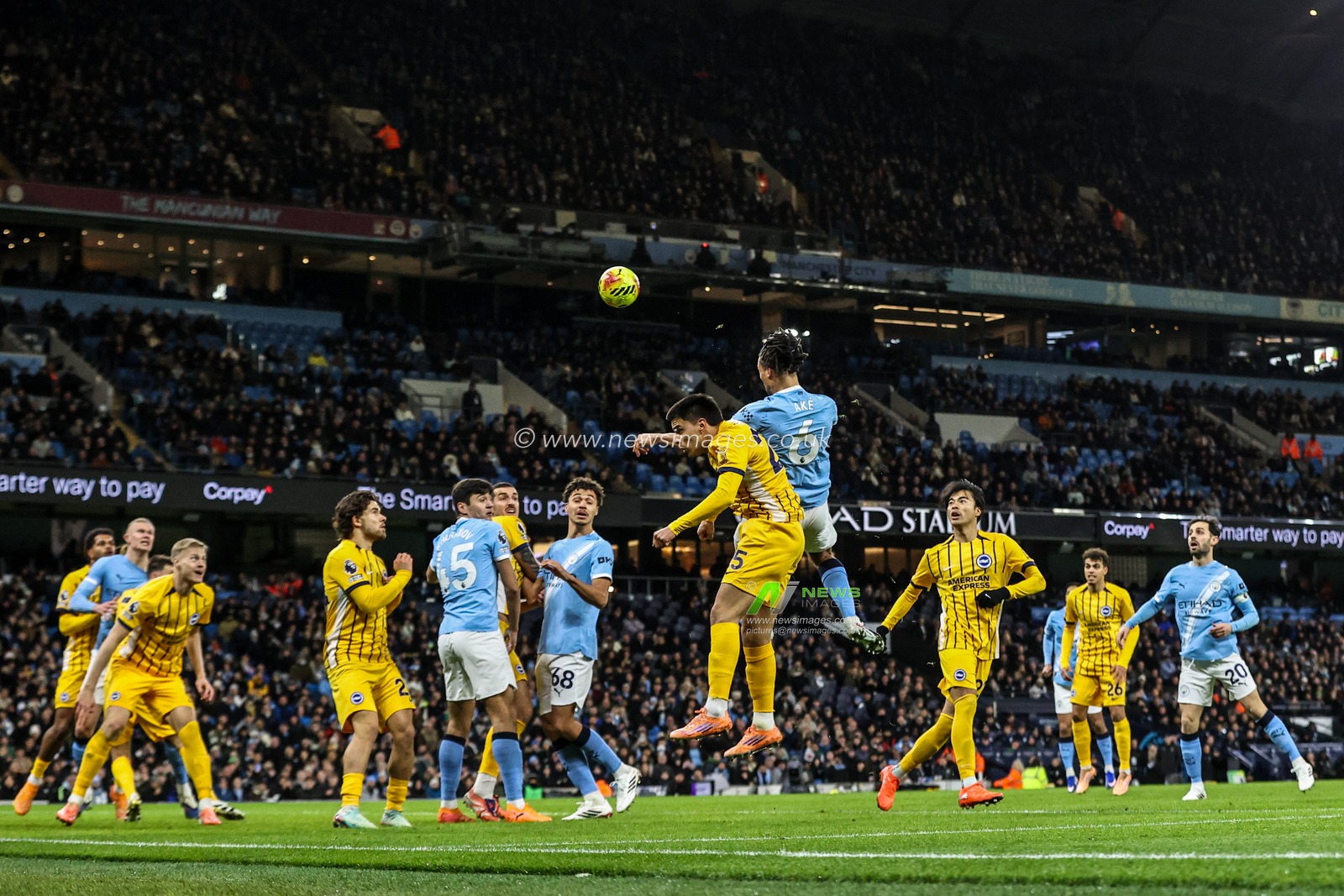 Nathan Ake of Manchester City heads on goal from a corner during the Premier League match Manchester City vs Brighton and Hove Albion at Etihad Stadium, Manchester, United Kingdom, 7th January 2026

(Photo by Alfie Cosgrove/News Images)

*** GER AUT SUI OUT ***