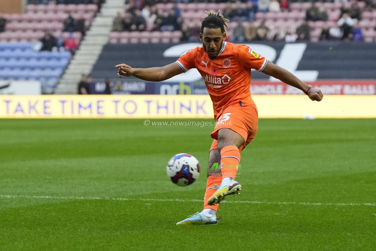 Dominic Thompson #23 of Blackpool shoots goalwards during the Sky Bet Championship match Wigan Athletic vs Blackpool at DW Stadium, Wigan, United Kingdom, 12th November 2022

(Photo by Steve Flynn/News Images)
