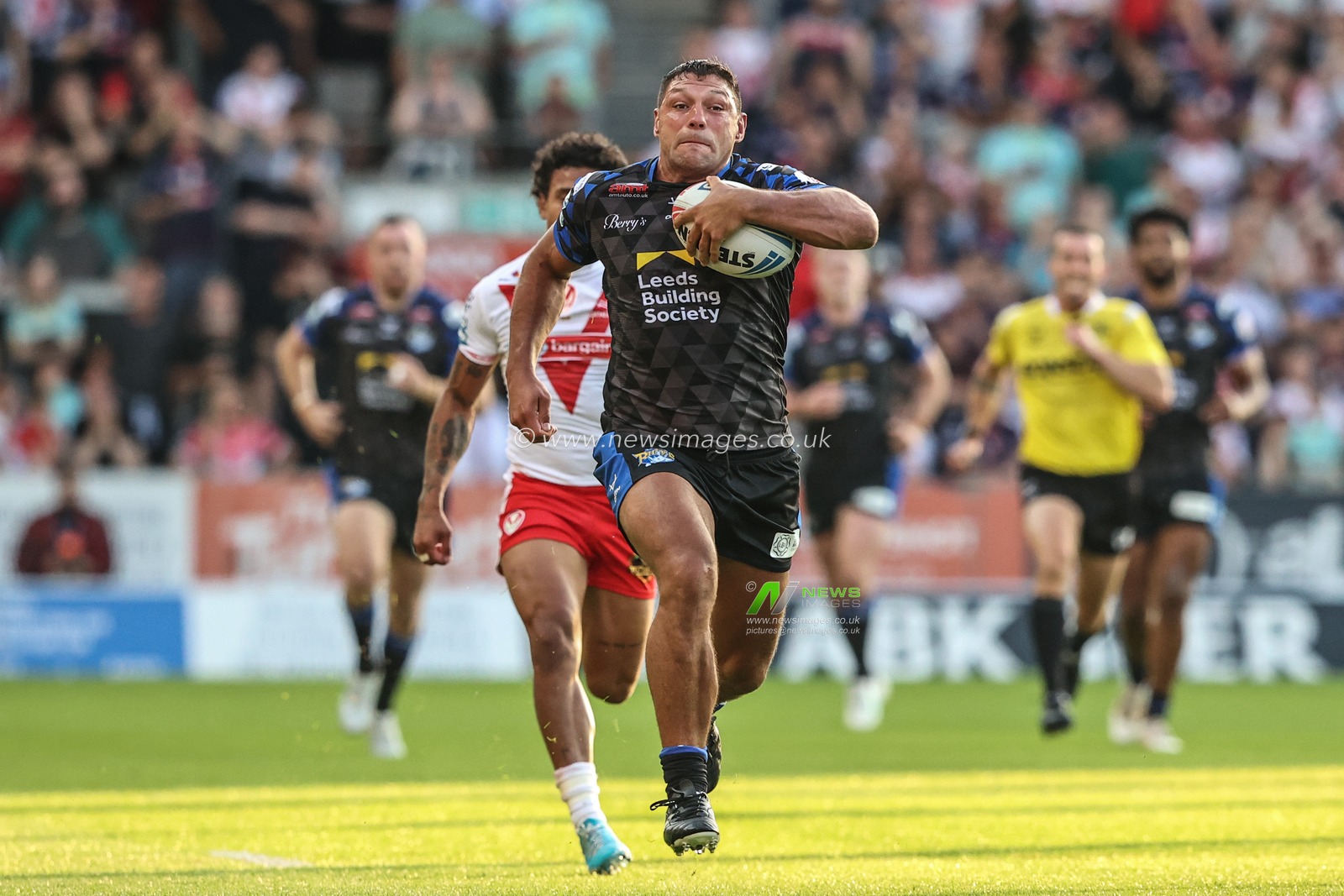 Ryan Hall of Leeds Rhinos breaks for the try line however he is caught by Harry Robertson of St. Helens during the Betfred Super League round 15 match St Helens vs Leeds Rhinos at Totally Wicked Stadium, St Helens, United Kingdom, 20th June 2025

(Photo by Alfie Cosgrove/News Images)