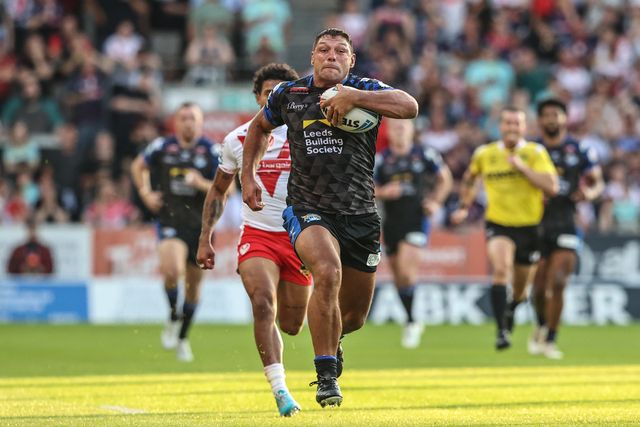 Ryan Hall of Leeds Rhinos breaks for the try line however he is caught by Harry Robertson of St. Helens during the Betfred Super League round 15 match St Helens vs Leeds Rhinos at Totally Wicked Stadium, St Helens, United Kingdom, 20th June 2025

(Photo by Alfie Cosgrove/News Images)