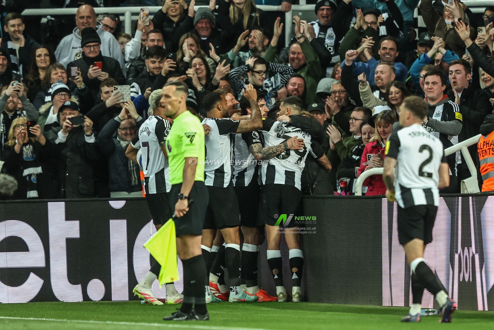 Sandro Tonali of Newcastle United celebrates his goal to make it 2-1 during the Premier League match Newcastle United vs Brentford at St. James's Park, Newcastle, United Kingdom, 2nd April 2025

(Photo by Alfie Cosgrove/News Images)