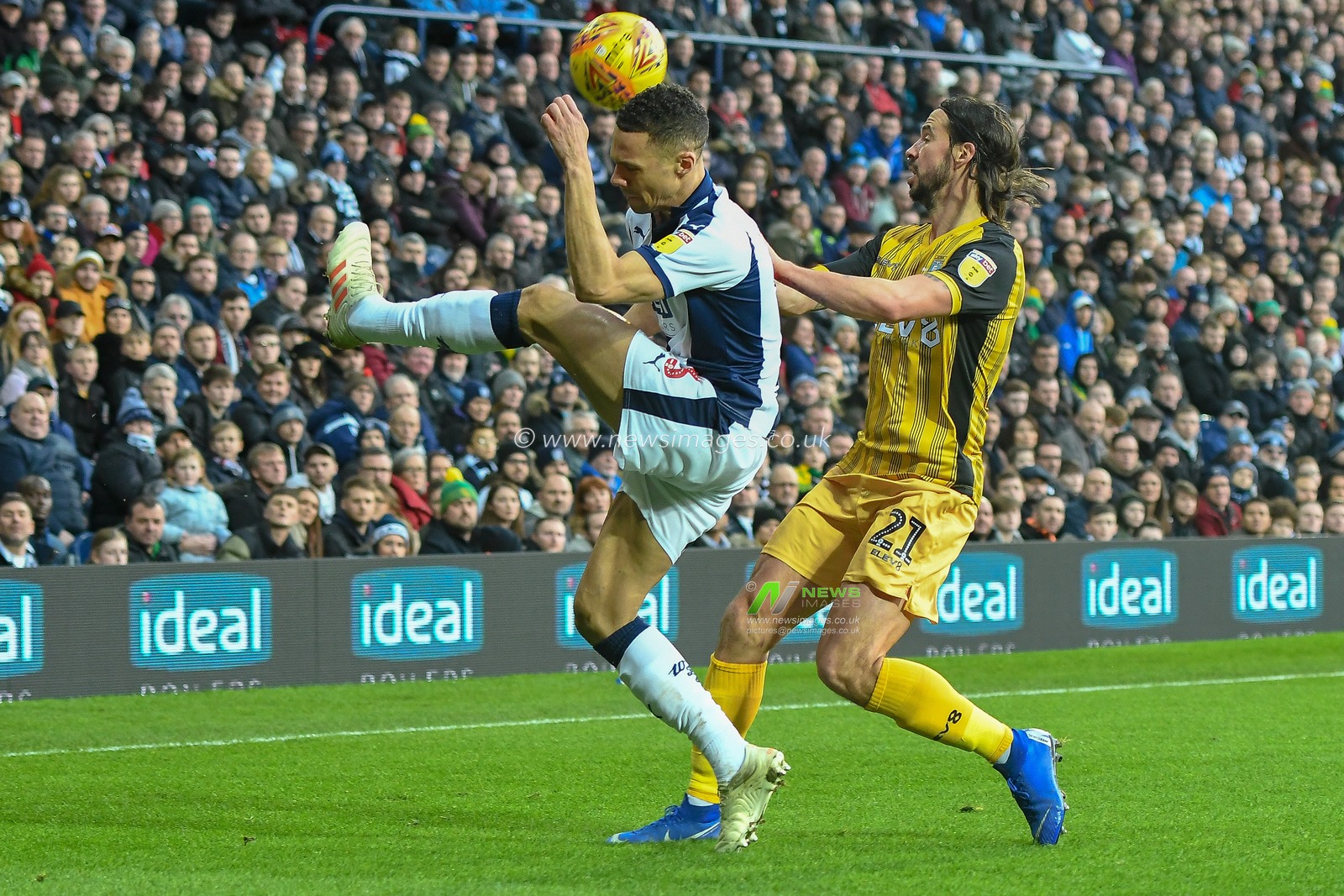 29th December 2018, The Hawthorns, West Bromwich, England; Sky Bet Championship, West Bromwich Albion vs Sheffield Wednesday ; KieranGibbs (3) of West Bromwich Albion clear the ball


Credit: Gareth Dalley/News Images

English Football League images are subject to DataCo Licence