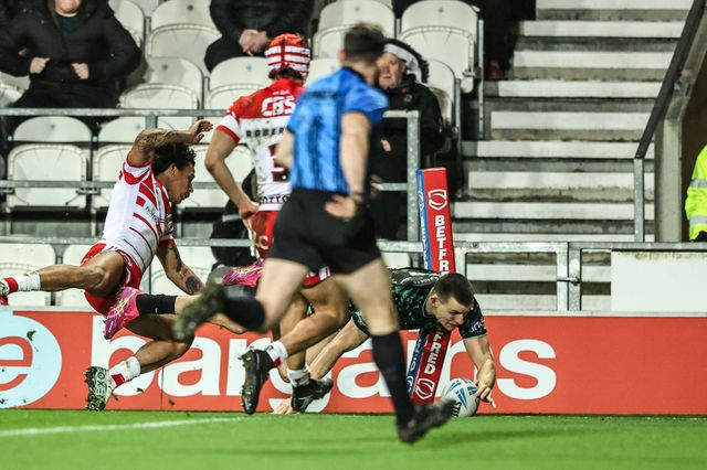 Innes Senior of Leigh Leopards goes over for a try during the Betfred Super League match St Helens vs Leigh Leopards at The BrewDog Stadium, St Helens, United Kingdom on 20 February 2026

(Photo by Alfie Cosgrove/News Images)