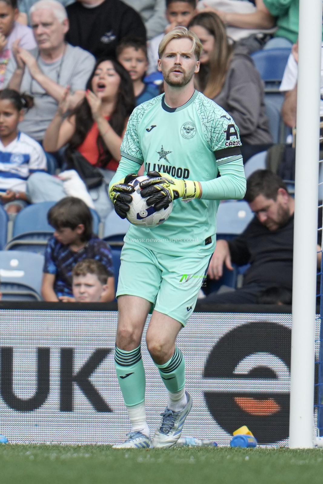 Caoimhín Kelleher of Brentford during the Pre-season friendly match Queens Park Rangers vs Brentford at Kiyan Prince Foundation Stadium, London, United Kingdom, 2nd August 2025

(Photo by Harvey Murphy/News Images)