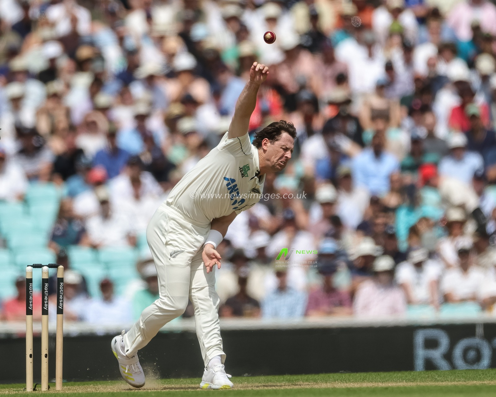 Matt Henry of New Zealand delivers the ball during the 2nd Rothesay Test Match Day 2 match England vs New Zealand at The Kia Oval, London, United Kingdom on 18 June 2026

(Photo by Mark Cosgrove/News Images)