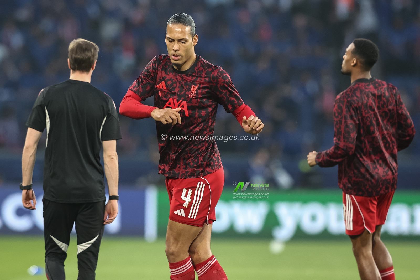 Virgil van Dijk of Liverpool in the pregame warmup session during the UEFA Champions League Quarter Finals match Paris Saint-Germain vs Liverpool at Parc des Princes, Paris, France on 08 April 2026

(Photo by Alfie Cosgrove/News Images)