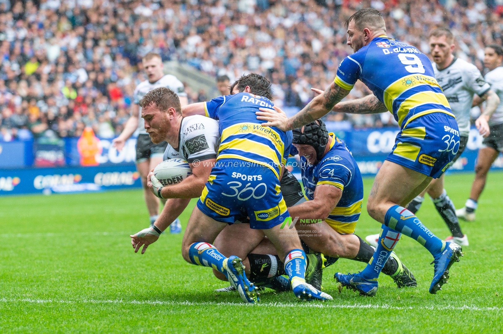 27th July 2019 , University of Bolton Stadium, Bolton, England; 2019 Coral Challenge Cup Semi-Final, Warrington Wolves vs Hull FC ; Scott Taylor (8) of Hull FC scores a try


Credit: Richard Long/News Images