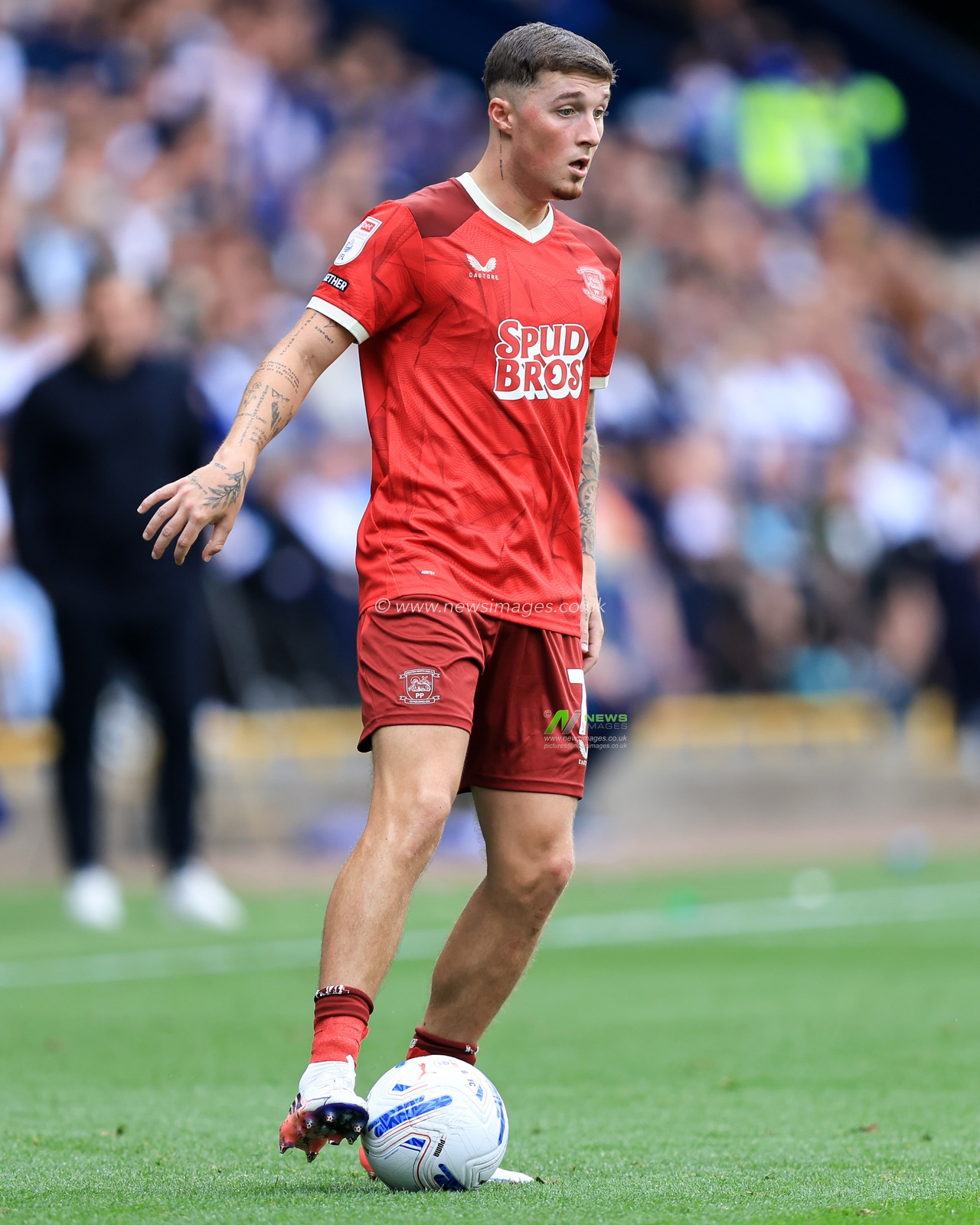 Alfie Devine of Preston North End with ball at his feet during the Sky Bet Championship match Bolton Wanderers vs Preston North End at Toughsheet Community Stadium, Bolton, United Kingdom on 15 August 2026

(Photo by Jorge Horsted/News Images)