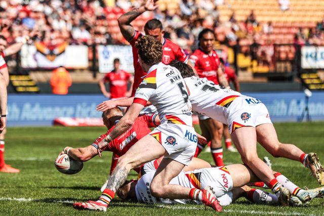 Mikey Lewis of Hull KR goes over for a try during the Betfred Super League round 9 match Bradford Bulls vs Hull KR at Odsal Stadium, Bradford, United Kingdom on 25 April 2026

(Photo by Alfie Cosgrove/News Images)