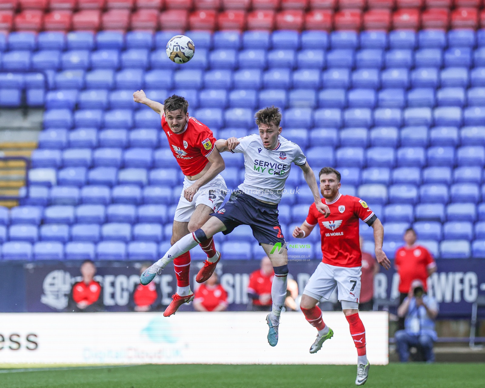 Liam Kitching #5 of Barnsley jumps up to win the high ball from Conor Bradley #21 of Bolton Wanderers during the Sky Bet League 1 Play-Off match Bolton Wanderers vs Barnsley at University of Bolton Stadium, Bolton, United Kingdom, 13th May 2023

(Photo by Mark Cosgrove/News Images)