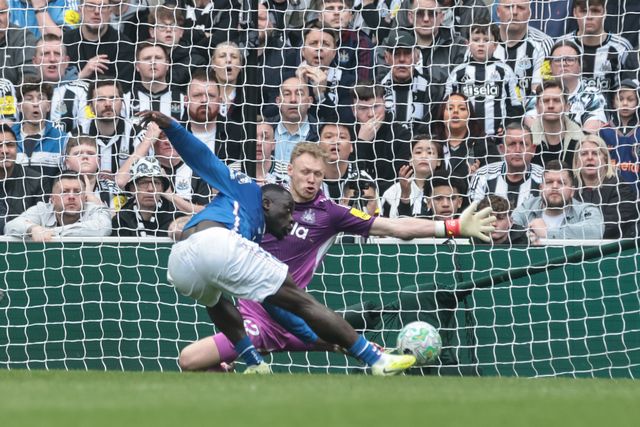 Brian Brobbey of Sunderland scores passt Newcastle United goalkeeper Aaron Ramsdale to make it 1-2 during the Premier League match Newcastle Untied vs Sunderland at St. James's Park, Newcastle, United Kingdom on 22 March 2026

(Photo by Mark Cosgrove/News Images)