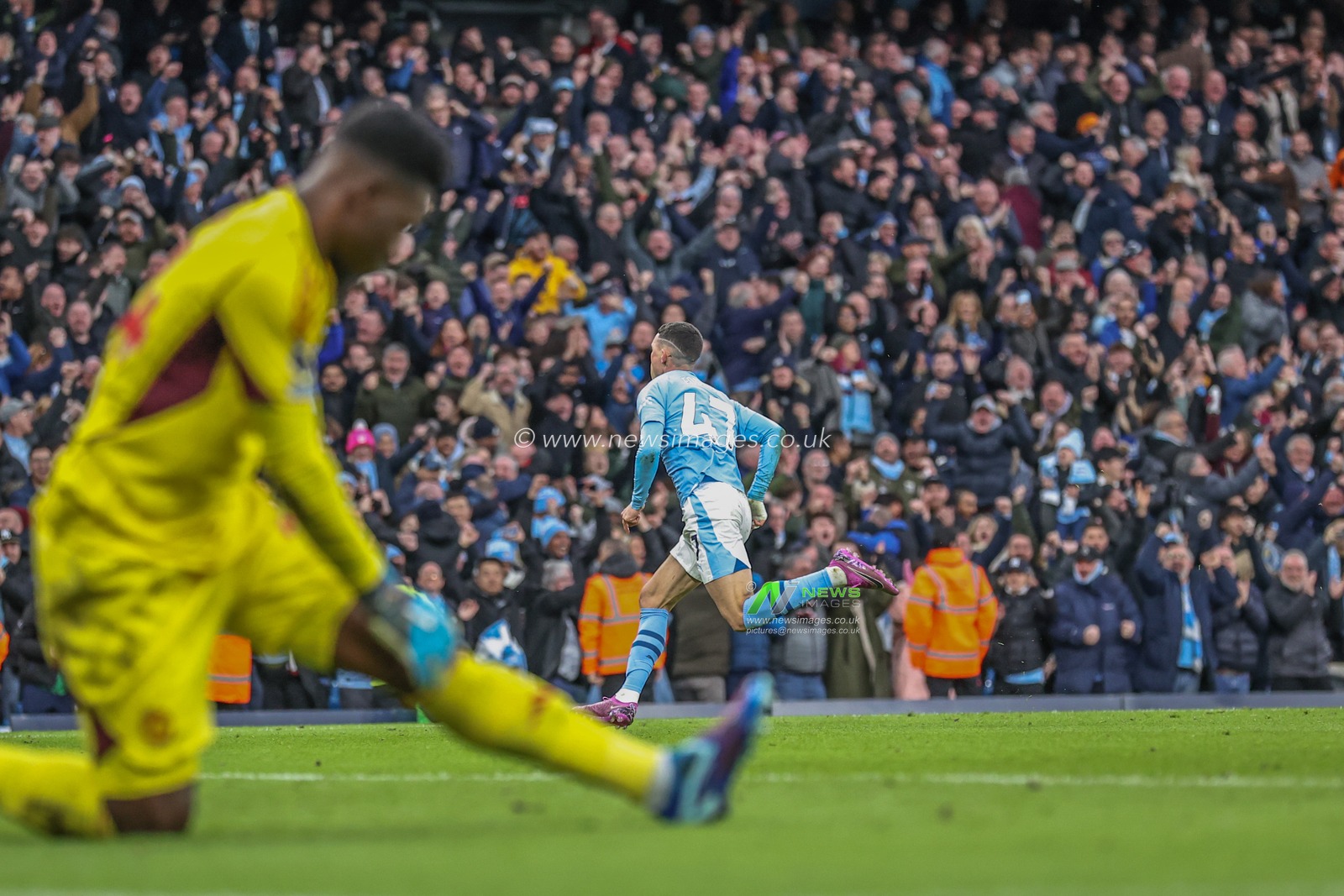 Phil Foden of Manchester City celebrates his goal to make it 1-1 during the Premier League match Manchester City vs Manchester United at Etihad Stadium, Manchester, United Kingdom, 3rd March 2024

(Photo by Mark Cosgrove/News Images)