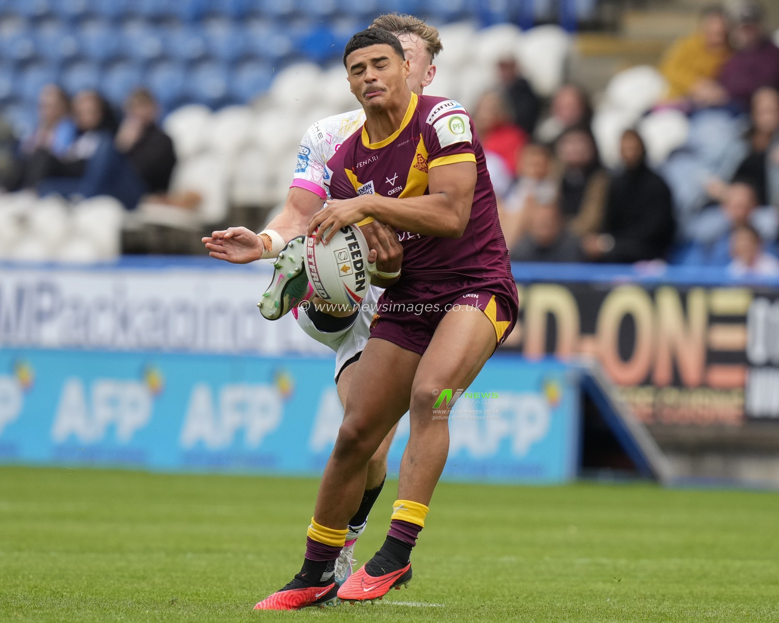 Harry Newman #3 of Leeds Rhinos attempts to kick a loose ball under pressure from Will Pryce #32 of Huddersfield Giants during the Betfred Super League Round 23 match Huddersfield Giants vs Leeds Rhinos at John Smith's Stadium, Huddersfield, United Kingdom, 27th August 2023

(Photo by Steve Flynn/News Images)