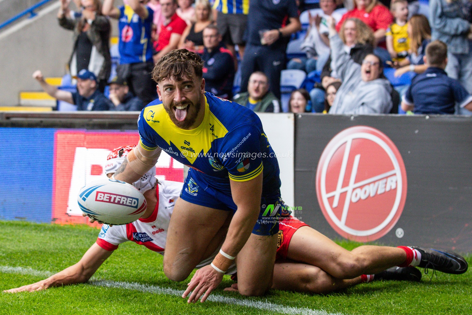 Matty Ashton of Warrington Wolves celebrates his try to make it 4-2 during the Betfred Super League Round 25 match Warrington Wolves vs St Helens at Halliwell Jones Stadium, Warrington, United Kingdom, 7th September 2024

(Photo by Gareth Evans/News Images)