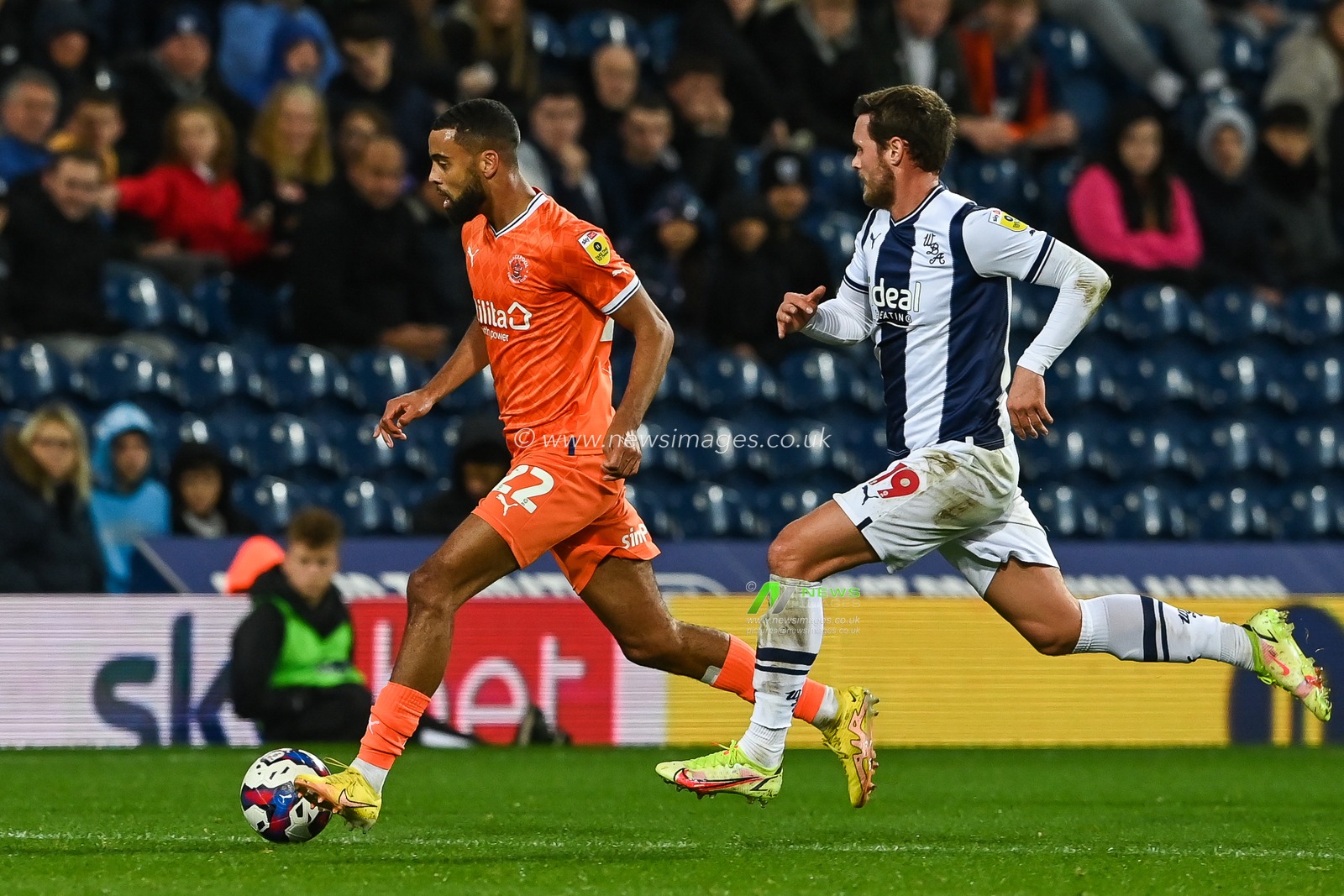 CJ Hamilton #22 of Blackpool makes a break with the ball  during the Sky Bet Championship match West Bromwich Albion vs Blackpool at The Hawthorns, West Bromwich, United Kingdom, 1st November 2022

(Photo by Craig Thomas/News Images)