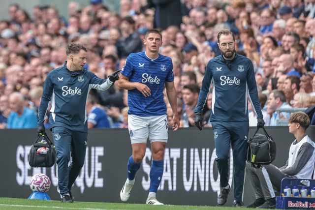 Vitaliy Mykolenko of Everton leaves the field of play injured during the Pre-season friendly match Everton vs A.S. Roma at Hill Dickinson Stadium, Liverpool, United Kingdom, 9th August 2025

(Photo by Mark Cosgrove/News Images)
