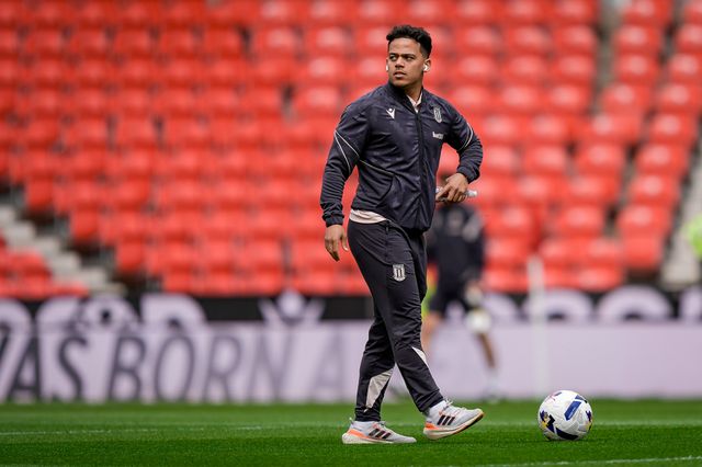 Million Manhoef of Stoke City juggles the ball prior to kick off during the Sky Bet Championship match Stoke City vs Sheffield Wednesday at Bet365 Stadium, Stoke On Trent, United Kingdom on 03 April 2026

(Photo by Maynard Manyowa/News Images)