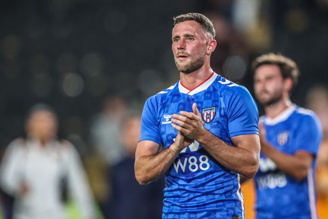 Patrick Roberts of Sunderland applauds the fans after the game during the Pre-season friendly match Hull City vs Sunderland at MKM Stadium, Hull, United Kingdom, 29th July 2025

(Photo by Alfie Cosgrove/News Images)
