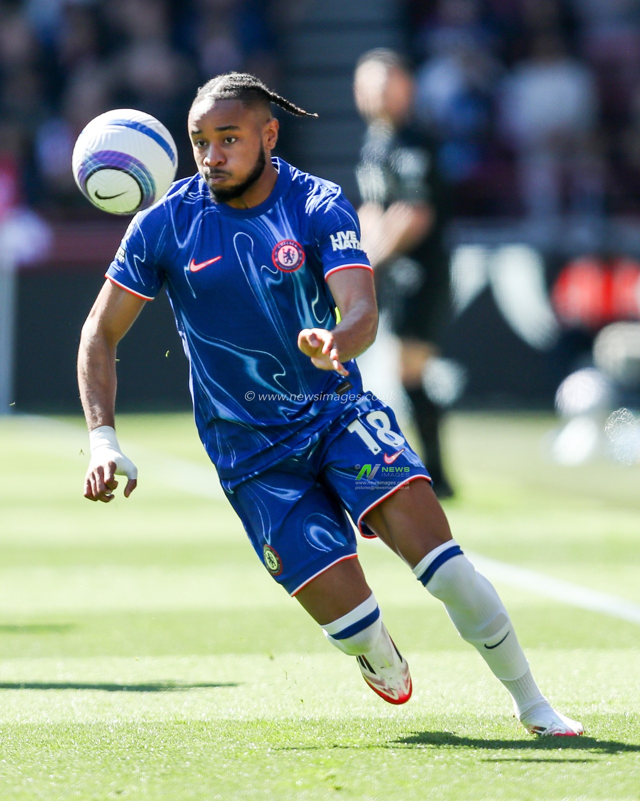 Christopher Nkunku of Chelsea breaks with the ball during the Premier League match Brentford vs Chelsea at The Gtech Community Stadium, London, United Kingdom, 6th April 2025

(Photo by Izzy Poles/News Images)