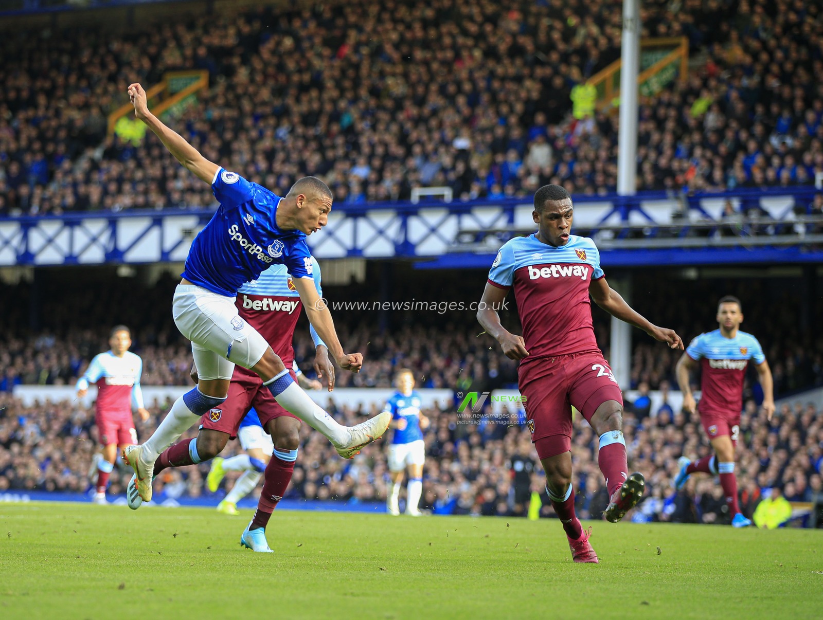 19th October 2019, Goodison Park, Liverpool, England; Premier League, Everton v West Ham United : Richarlison (07) of Everton fires a shot on goal

Credit: Conor Molloy/News Images