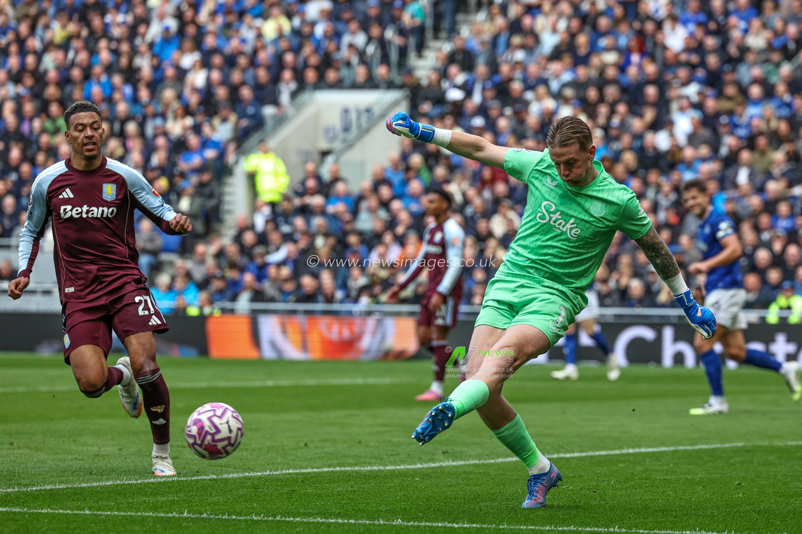 Jordan Pickford of Everton clears the ball during the Premier League match Everton vs Aston Villa at Hill Dickinson Stadium, Liverpool, United Kingdom, 13th September 2025

(Photo by Mark Cosgrove/News Images)
