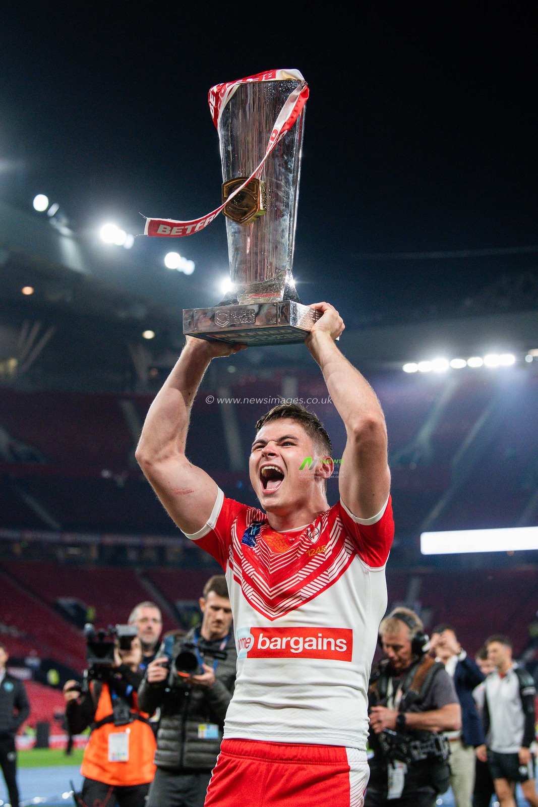 Jack Welsby #1 of St Helens celebrates as he Lifts the Grand Final Trophy after winning the  25th Betfred Super League Grand Final match St Helens vs Leeds Rhinos at Old Trafford, Manchester, United Kingdom, 24th September 2022

(Photo by Craig Thomas/News Images)